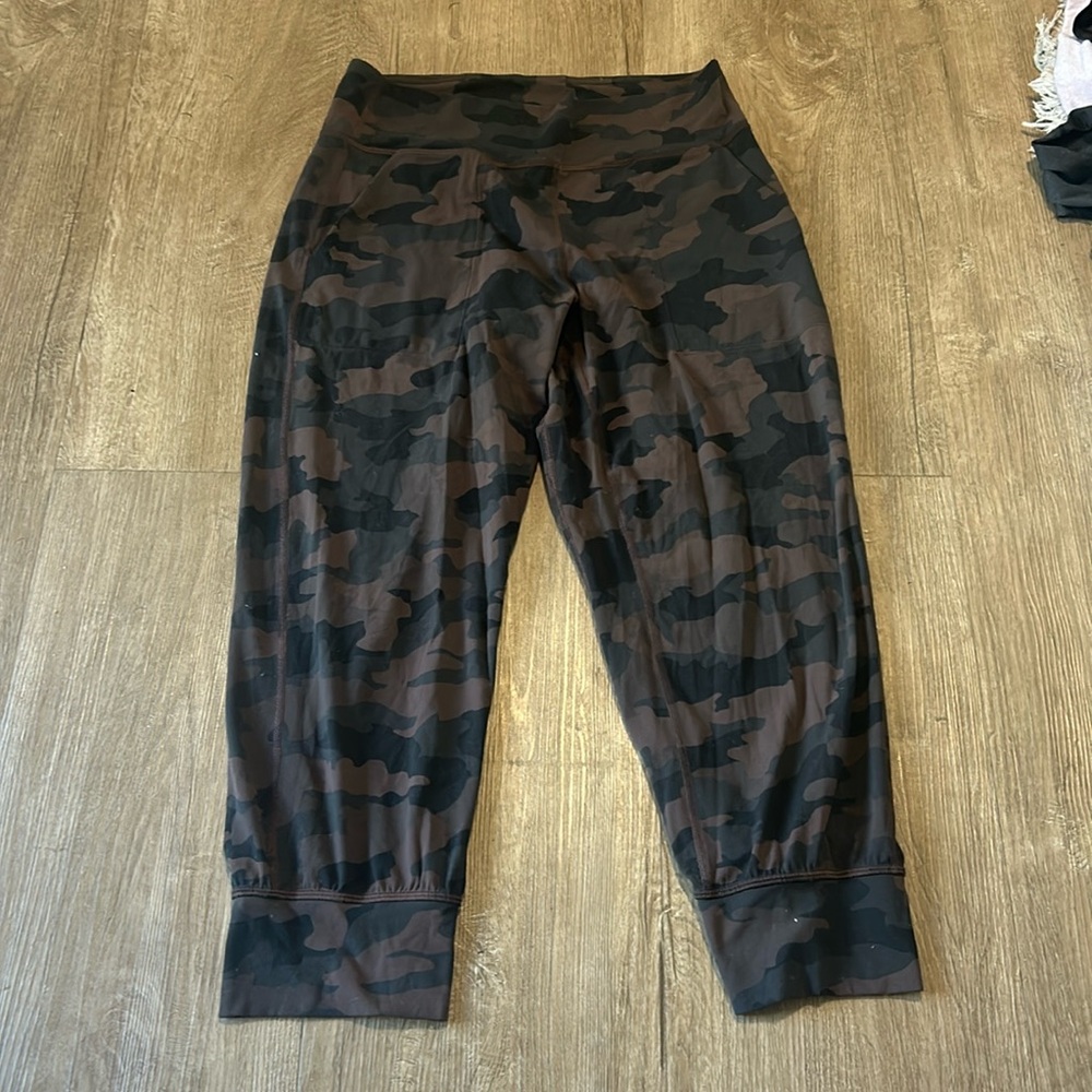 Women’s Cropped Lululemon Joggers